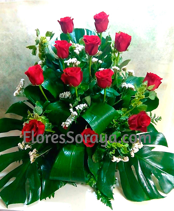Centro 12 Rosas Rojas | Flores Fúnebres para entregar en el Cementerio